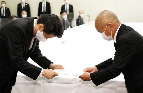 Photograph of the Prime Minister receiving a letter of request from representatives of atomic bomb survivors (1)