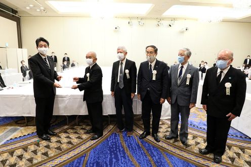 Photograph of the Prime Minister receiving a letter of request from representatives of atomic bomb survivors (2)