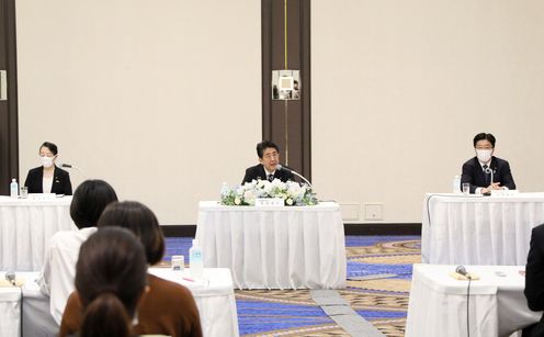 Photograph of the Prime Minister holding a press conference (2)