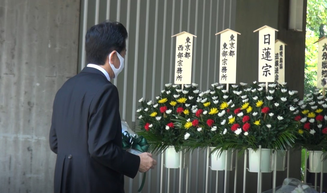 Photograph of the Prime Minister offering prayers at Chidorigafuchi National Cemetery (1)