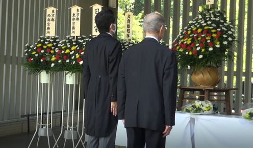 Photograph of the Prime Minister offering prayers at Chidorigafuchi National Cemetery (2)