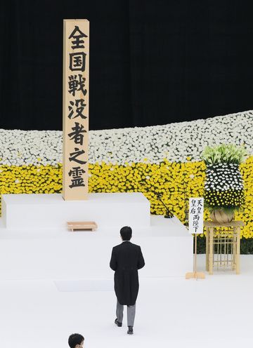 Photograph of the Prime Minister offering flowers (3)