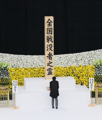 Photograph of the Prime Minister offering flowers (4)