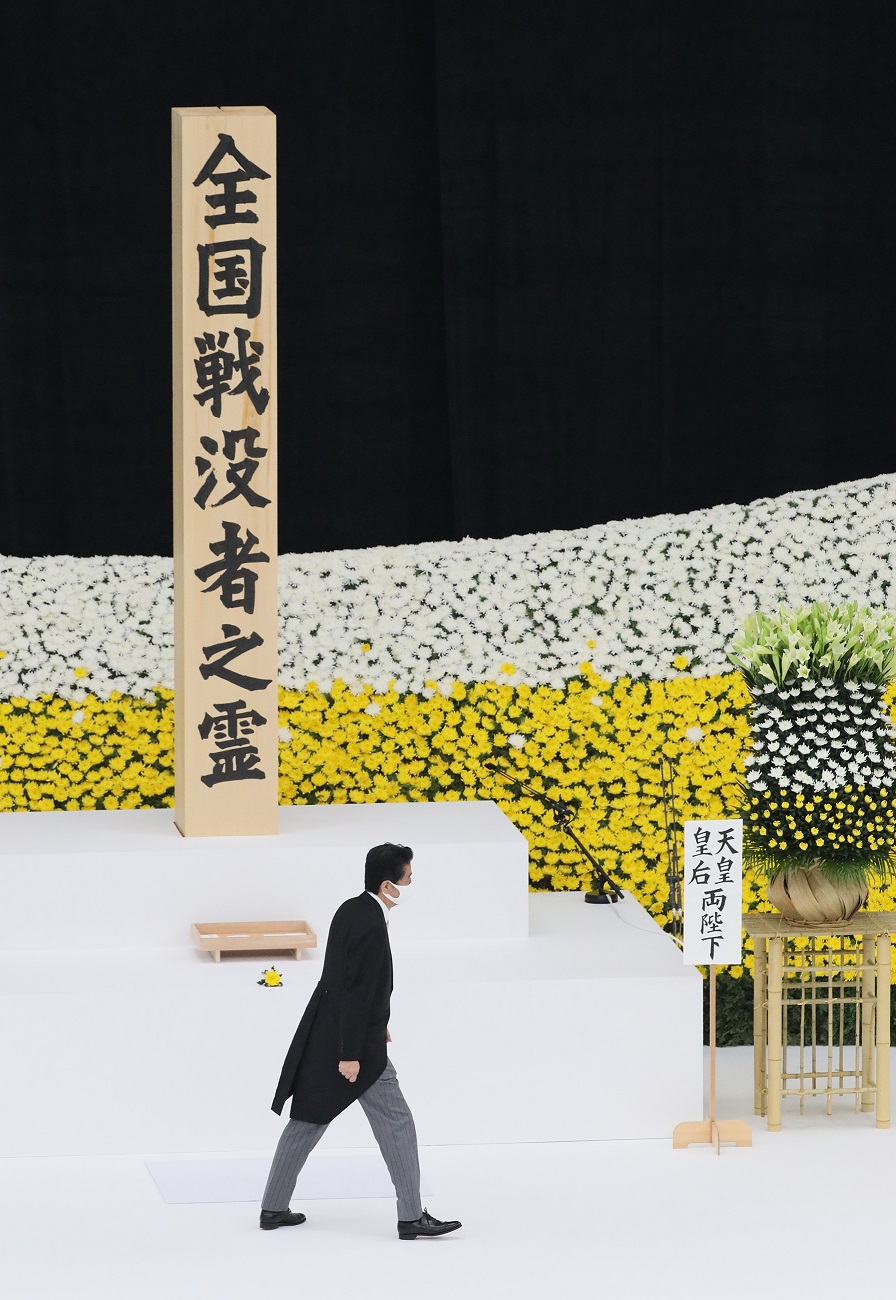 Photograph of the Prime Minister offering flowers (5)