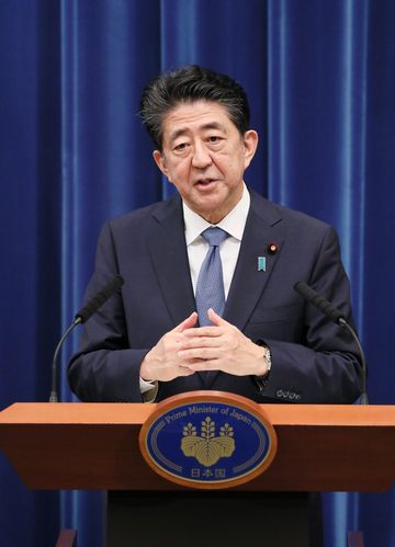 Photograph of the Prime Minister holding the press conference (3)