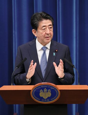 Photograph of the Prime Minister holding the press conference (5)