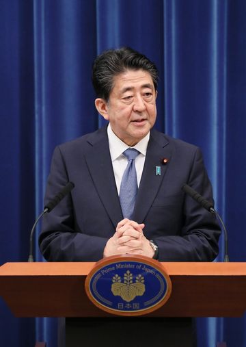 Photograph of the Prime Minister holding the press conference (6)