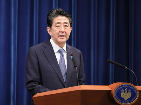 Photograph of the Prime Minister holding the press conference (9)