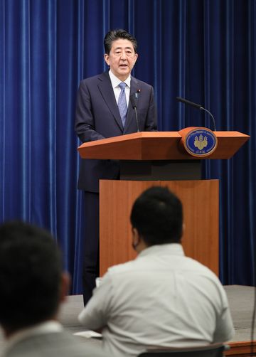 Photograph of the Prime Minister holding the press conference (10)
