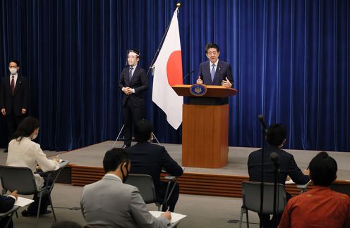 Photograph of the Prime Minister holding the press conference (11)