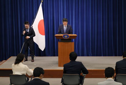 Photograph of the Prime Minister holding the press conference (13)