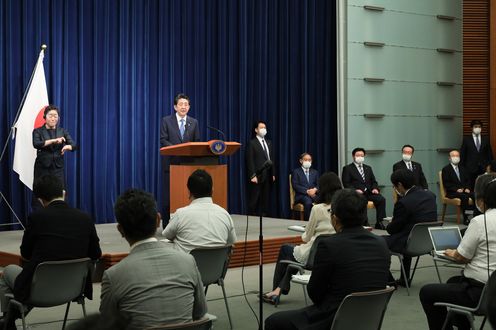 Photograph of the Prime Minister holding the press conference (15)