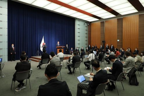 Photograph of the Prime Minister holding the press conference (16)