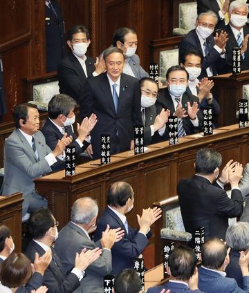 Photograph of Mr. Suga following his designation as the Prime Minister (1)