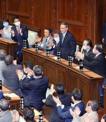 Photograph of Mr. Suga following his designation as the Prime Minister (2)