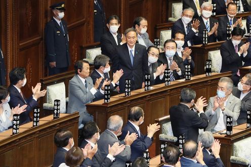 Photograph of Mr. Suga following his designation as the Prime Minister (3)