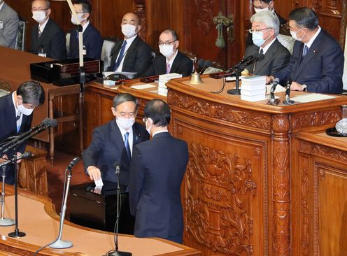 Photograph of Mr. Suga voting to designate the Prime Minister (4)