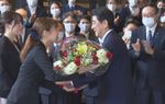 Photograph of the Prime Minister receiving flowers from the staff at the Prime Minister’s Office
