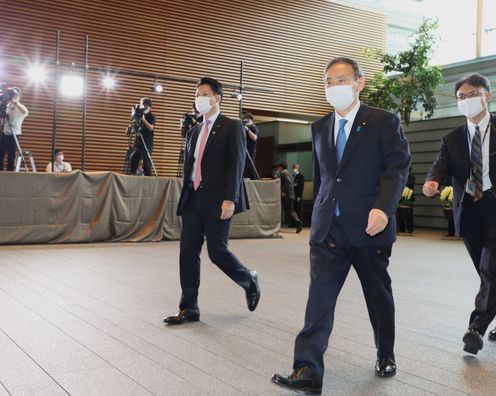 Photograph of Mr. Suga arriving at the Prime Minister's Office for the first time as the Prime Minister (1)