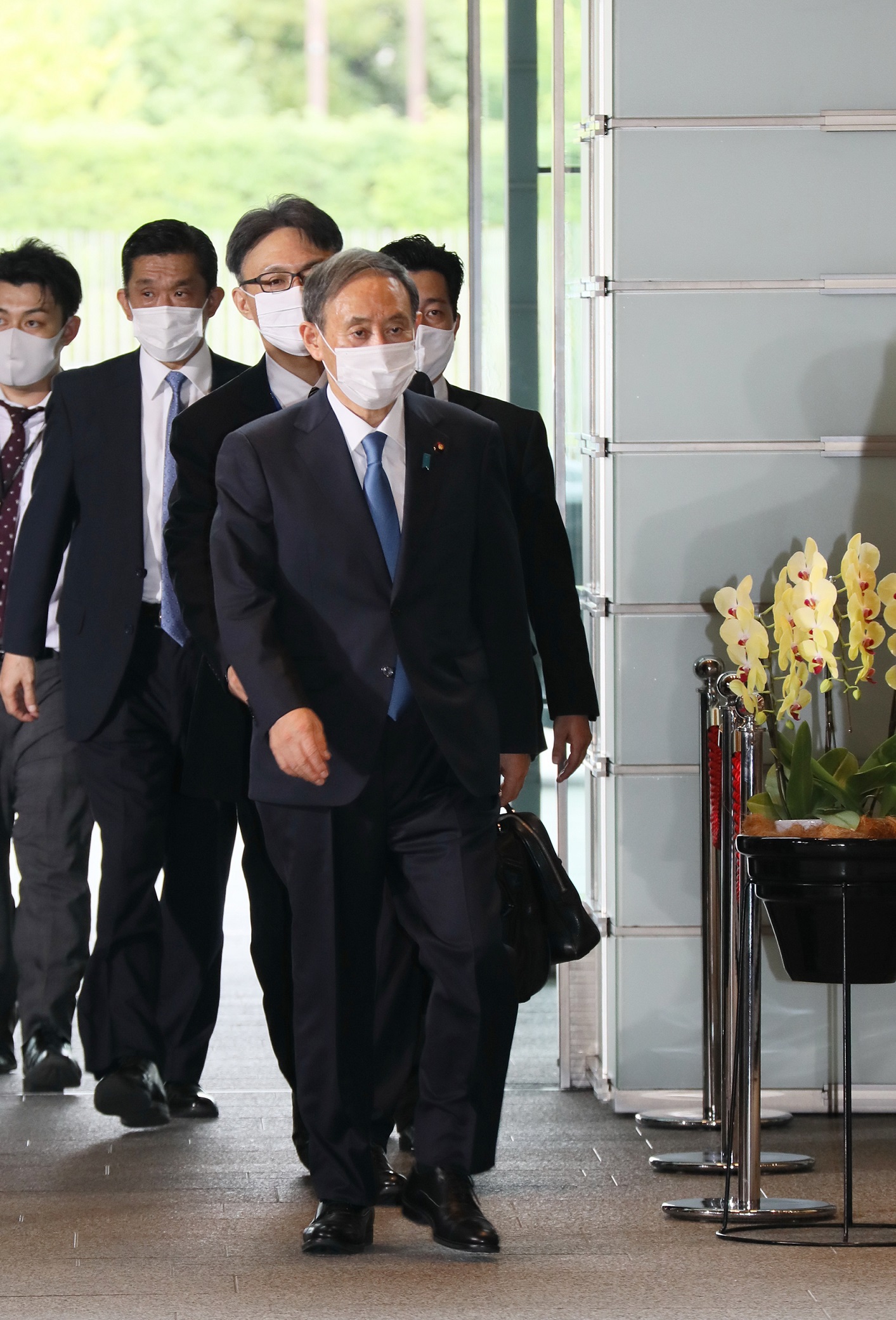 Photograph of Mr. Suga arriving at the Prime Minister's Office for the first time as the Prime Minister (2)