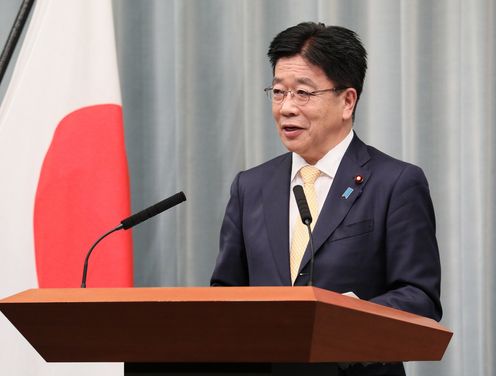 Photograph of the Chief Cabinet Secretary announcing the list of Cabinet members