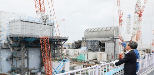 Photograph of the Prime Minister visiting the TEPCO Fukushima Daiichi Nuclear Power Station (2)