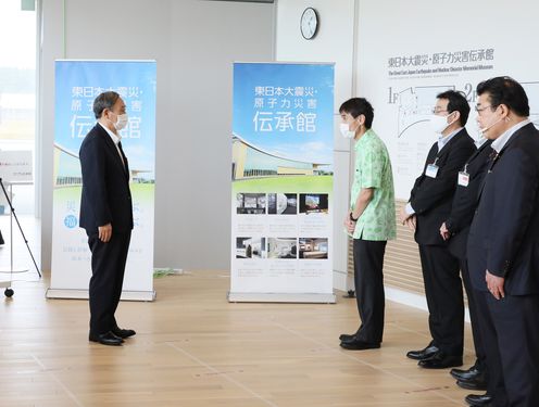 Photograph of the Prime Minister visiting TEPCO Fukushima Daiichi Nuclear Power Station (5)
