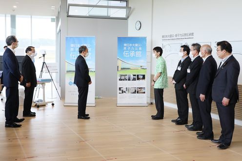 Photograph of the Prime Minister visiting the Great East Japan Earthquake and Nuclear Disaster Memorial Museum (1)