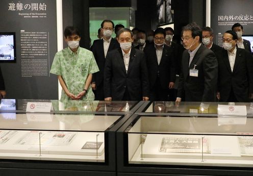 Photograph of the Prime Minister visiting the Great East Japan Earthquake and Nuclear Disaster Memorial Museum (2)