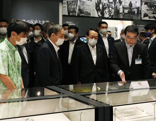 Photograph of the Prime Minister visiting the Great East Japan Earthquake and Nuclear Disaster Memorial Museum (3)
