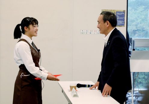 Photograph of the Prime Minister interacting with students at the Futaba Mirai Gakuen (1)