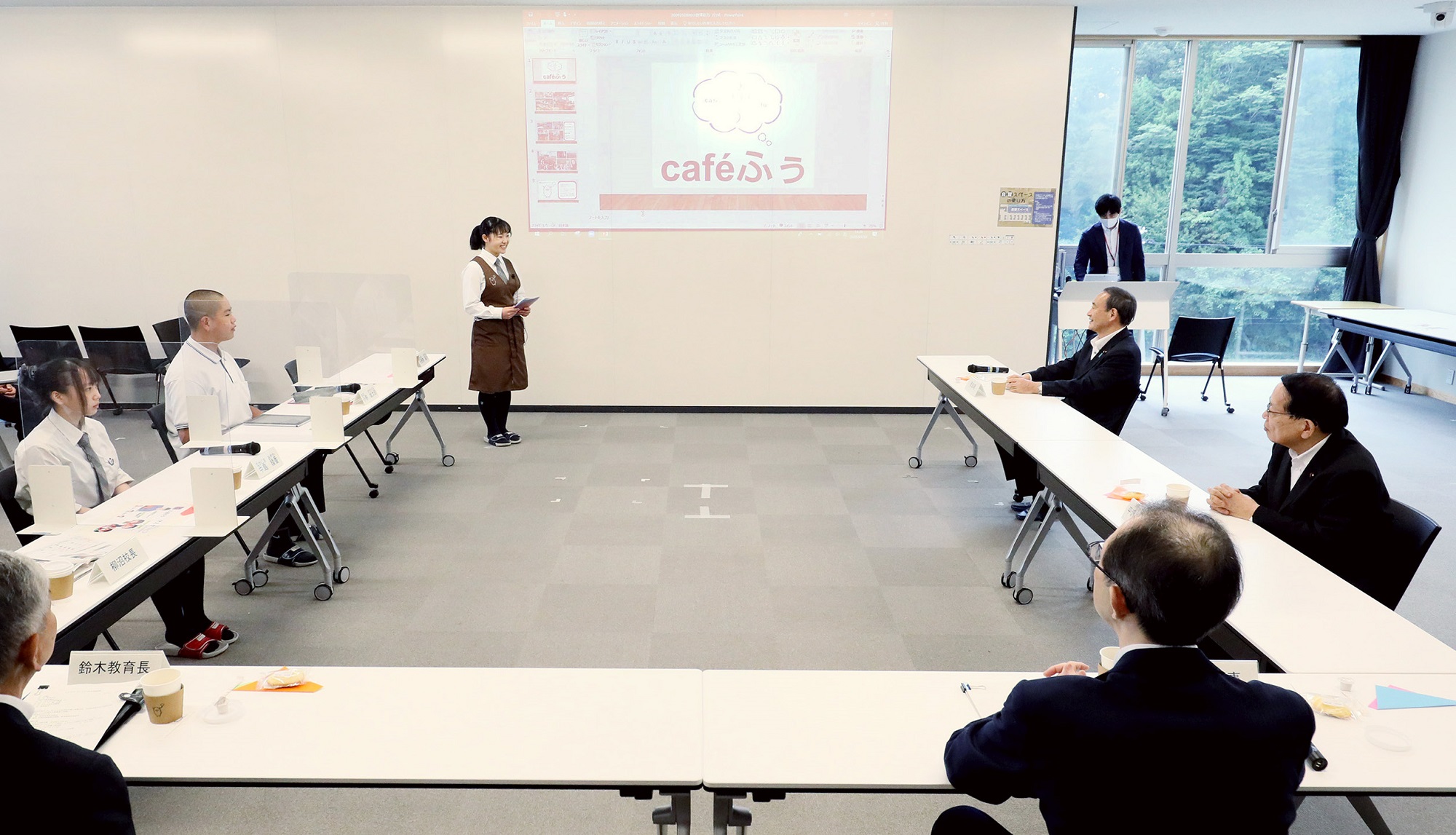 Photograph of the Prime Minister interacting with students at the Futaba Mirai Gakuen (2)