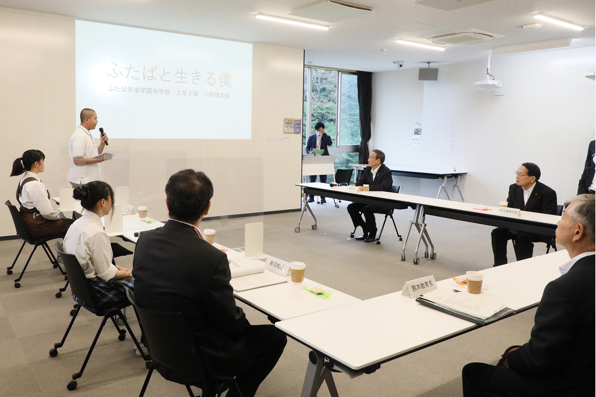 Photograph of the Prime Minister interacting with students at the Futaba Mirai Gakuen (3)