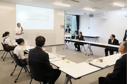 Photograph of the Prime Minister interacting with students at the Futaba Mirai Gakuen (3)