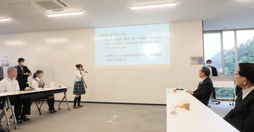Photograph of the Prime Minister interacting with students at the Futaba Mirai Gakuen (4)