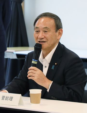 Photograph of the Prime Minister interacting with students at the Futaba Mirai Gakuen (6)