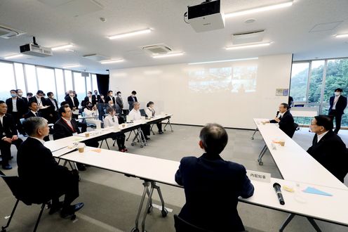 Photograph of the Prime Minister interacting with students at the Futaba Mirai Gakuen (7)