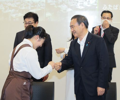 Photograph of the Prime Minister interacting with students at the Futaba Mirai Gakuen (8)