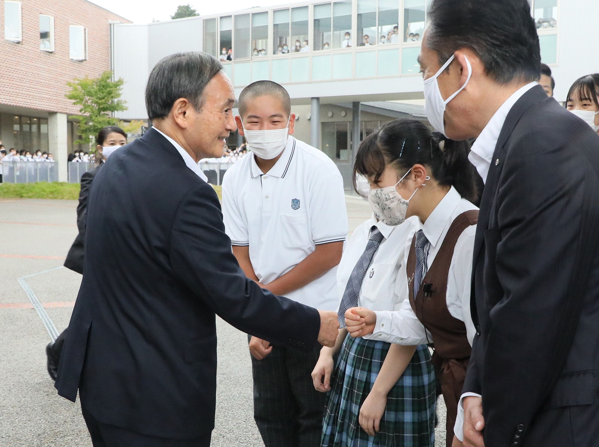 Photograph of the Prime Minister interacting with students at the Futaba Mirai Gakuen (9)