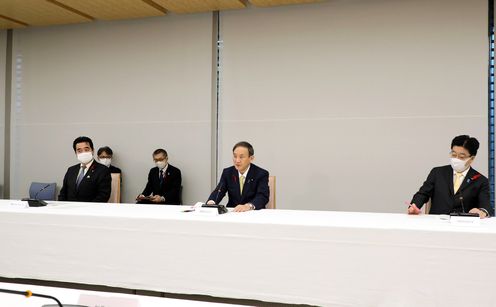 Photograph of the Prime Minister making a statement (2)