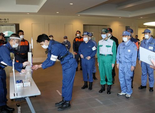 Photograph of the Prime Minister participating in a drill to operate an evacuation center (1)