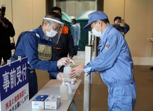 Photograph of the Prime Minister participating in a drill to operate an evacuation center (2)