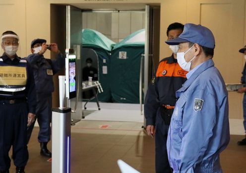 Photograph of the Prime Minister participating in a drill to operate an evacuation center (3)