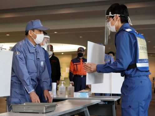 Photograph of the Prime Minister participating in a drill to operate an evacuation center (4)