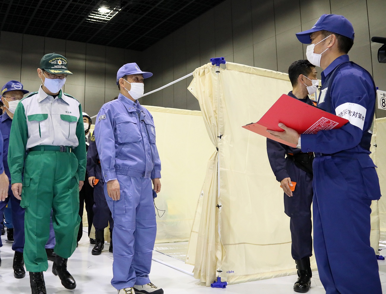 Photograph of the Prime Minister participating in a drill to operate an evacuation center (5)