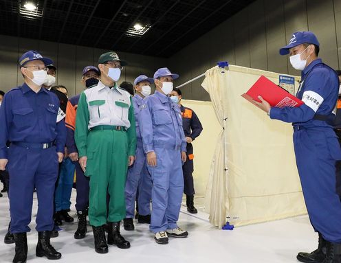 Photograph of the Prime Minister participating in a drill to operate an evacuation center (6)