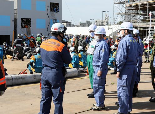 Photograph of the Prime Minister observing a rescue and assistance drill (1)