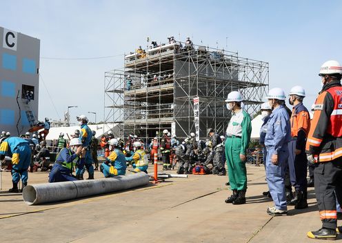 Photograph of the Prime Minister observing a rescue and assistance drill (2)