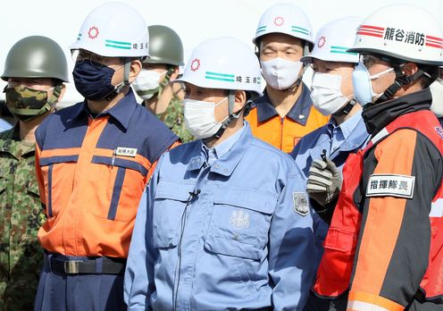 Photograph of the Prime Minister observing a rescue and assistance drill (3)