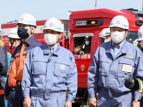 Photograph of the Prime Minister observing a rescue and assistance drill (5)